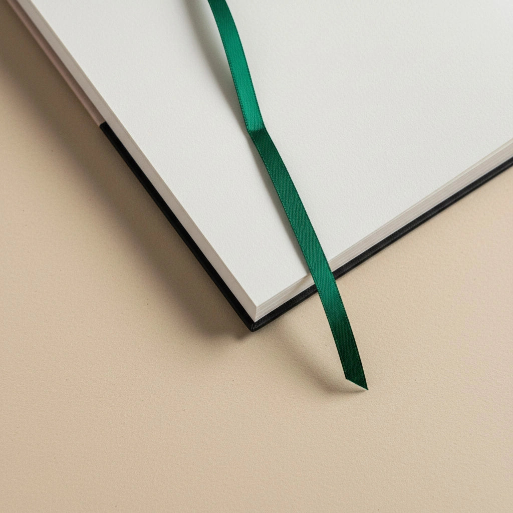 Detailaufnahme der Ecke des Lavianne Organic Flow Aquarellbuchs, die das hochwertige 230 g/m² Papier zeigt.