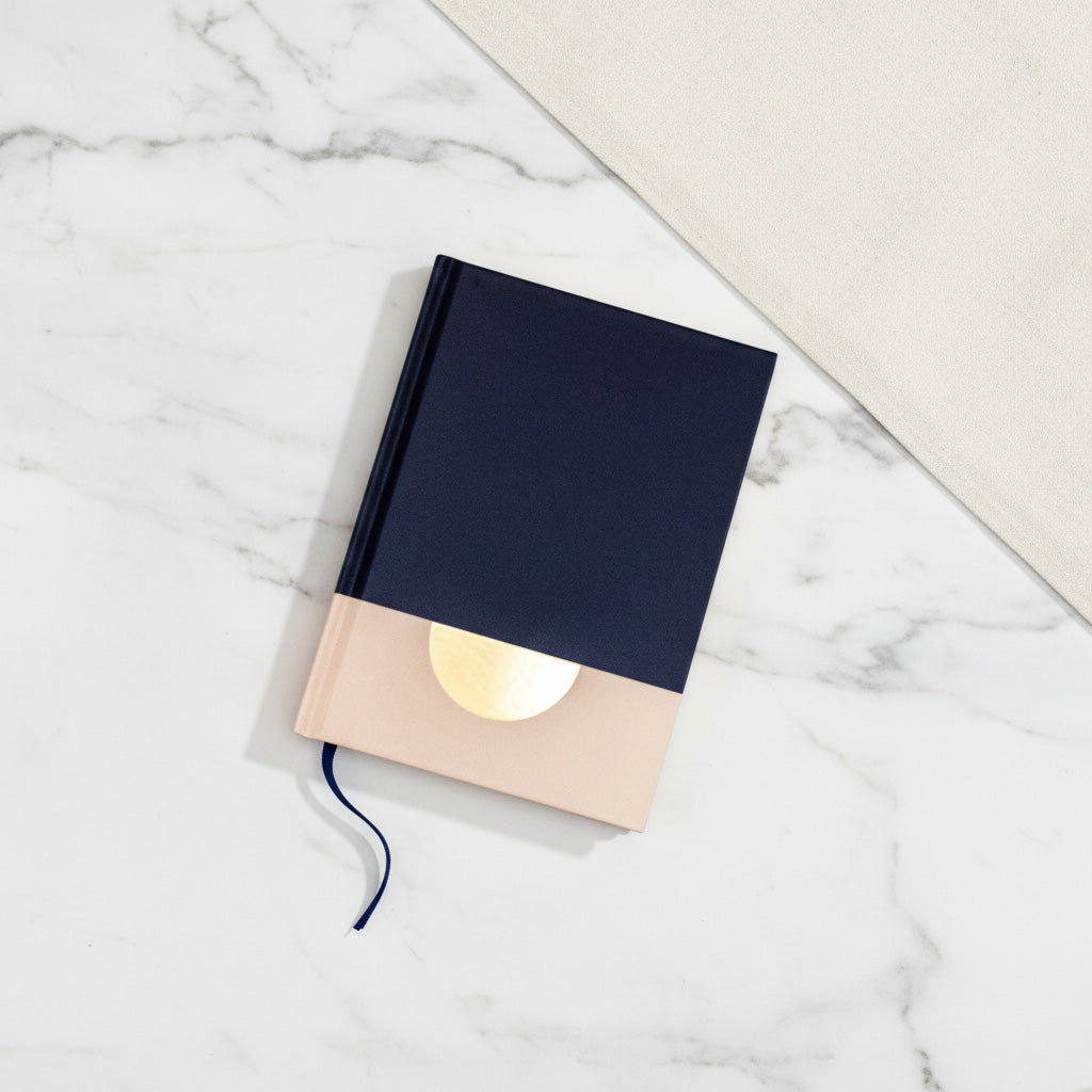 Lavianne Sunrise Marine Aquarellbuch geschlossen: Dunkelblaues Leinen-Cover mit edler Goldprägung und minimalistischem Design.