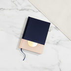 Lavianne Sunrise Marine Aquarellbuch geschlossen: Dunkelblaues Leinen-Cover mit edler Goldprägung und minimalistischem Design.