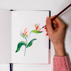 Künstlerin malt mit Aquarellfarben im Lavianne Sunrise Marine Sketchbook, Fokus auf die Papierstruktur.