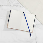 Offenes Sunrise Marine Aquarellbuch zeigt die hochwertige, fein gekörnte 230 g/m² Papieroberfläche für Wasserfarben.