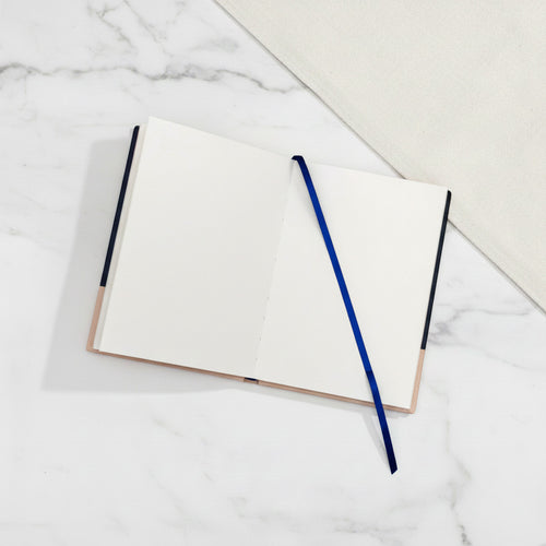 Offenes Sunrise Marine Aquarellbuch zeigt die hochwertige, fein gekörnte 230 g/m² Papieroberfläche für Wasserfarben.