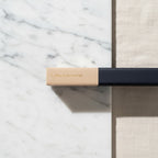 Seitenansicht des Lavianne Sunrise Marine Sketchbooks mit sichtbarem Lavianne Logo-Prägedruck auf dem Buchrücken.