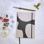 Close-up Video des Lavianne Organic Flow Aquarellbuchs: Sanftes Umblättern der dicken 230 g/m² Seiten, um die hochwertige Textur und das minimalistische Design zu präsentieren.