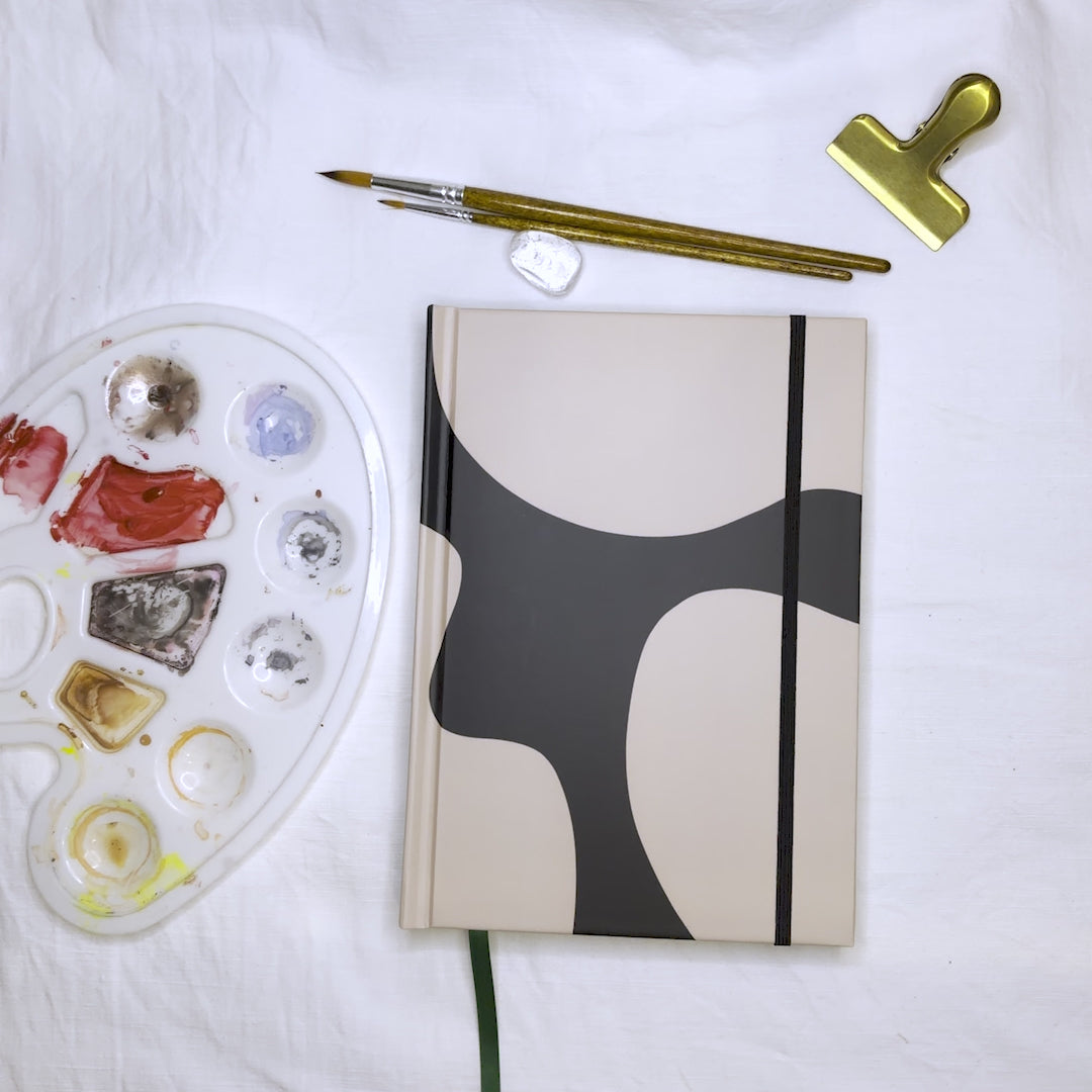 Close-up Video des Lavianne Organic Flow Aquarellbuchs: Sanftes Umblättern der dicken 230 g/m² Seiten, um die hochwertige Textur und das minimalistische Design zu präsentieren.